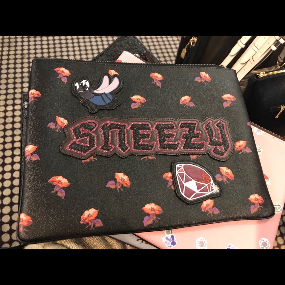 New DISNEY X COACH LARGE WRISTLET 30 WITH SNEEZY